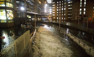 L'eau inonde l'entrée d'une bouche de métro à New York, pendant le passage de l'ouragan Sandy en octobre 2012.
