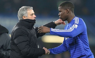 José Mourinho enlace Kurt Zouma, le 11 février 2015 à Fulham.