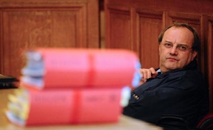 Le parquet a requis jeudi 20 ans de réclusion criminelle à l'encontre du docteur Jean-Louis Muller, l'accusant d'avoir maquillé en suicide le meurtre de sa femme en 1999, lors de son troisième procès d'assises, à Nancy.