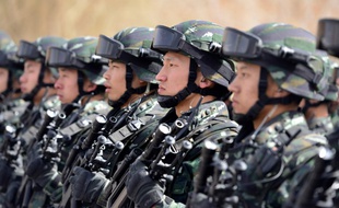 Des soldats chinois lors d'une opération antiteroriste dans le Xinjiang, le 27 février 2017.