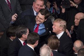 L'élu de Floride Matt Gaetz prend un selfie avec Donald Trump lors du discours sur l'état de l'Union le 30 janvier 2018.