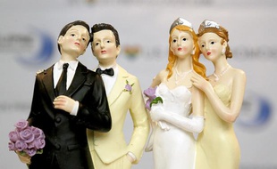 Illustration: Des figurines exposées lors d'un salon du mariage homosexuel, à Paris, le 27 avril 2013.