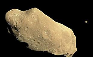 Les astéroïdes conservent intactes des poussières datant de la formation du système solaire. Ici, l’astéroïde Ida et sa lune, Dactyl