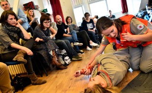 Des employés de la Croix Rouge Française font la démonstration des aides de premiers secours le 21 novembre 2015 à Paris