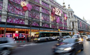 Le magasin Printemps à Paris, illuminé pour son 150e anniversaire, le 25 mars 2015