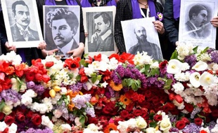 Des Arméniens tiennent les photos de proches tués lors du génocide arménien, au mémorial de Tsitsernakaberd le 24 avril 2015 à Erevan