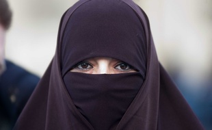 Une femme portant un niqab