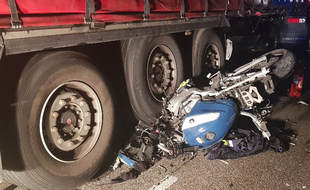 Le fuyard a forcé un barrage de gendarmerie avant de percuter un poids-lourd qui a écraser les deux motards lancés à ses trousses.
