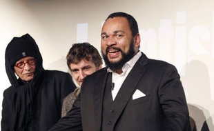 Dieudonné a présenté dimanche en avant-première, dans son théâtre de la Main d'or et sur invitation, son premier long-métrage intitulé "L'antisémite" dont il joue le rôle principal.