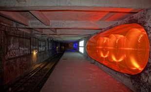 L'opération publicitaire de Nike sur le quai de la station de métro fantôme Saint-Martin