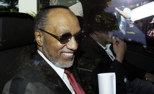 Mohamed Bin Hammam, alors président de la Confédération de football asiatique, arrive pour une audition par le comité d'éthique de la Fifa à Zurich, le 29 mai 2011.