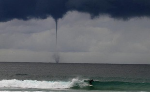 Une tornade au large de Sydney, en Australie, le 17 mai 2010.
