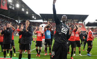 Après sa parade décisive en toute de fin de rencontre, Alfred Gomis a lancé le clapping devant le kop rennais.