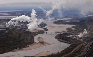 L'exploitation à ciel ouvert des sables bitumineux d'Athabasca dans la province de l'Alberta, à l'ouest du Canada, serait deux à trois fois plus polluante et risquée pour l'environnement et la santé humaine qu'estimé initialement, selon une étude canadienne publiée lundi aux Etats-Unis.