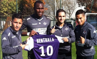 L'humoriste Malik Bentalha (troisième en partant de la gauche) au Stadium de Toulouse, avec les joueurs du TFC Regattin, Ahamada et Ben Yedder.