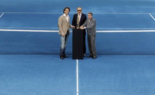 Ion Tiriac (au centre), le promoteur du tournoi de Madrid lors de la présentation de l'événement le 29 novembre 2011 Madrid.