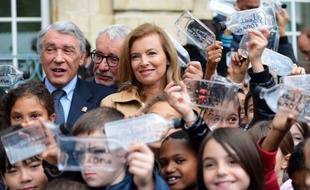 Admettant avoir d'abord "tâtonné" dans ce rôle, Valérie Trierweiler a exploré un peu plus les contours de sa nouvelle fonction de première dame engagée dans l'humanitaire, en inaugurant une fontaine de la fondation Danielle Mitterrand, jeudi à Chambly (Oise).