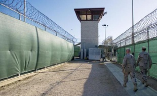 Le Sénat américain a apporté son soutien mardi à l'assouplissement des restrictions sur le transfèrement des prisonniers de la base de Guantanamo, une étape importante vers l'éventuelle fermeture de la prison, promise en vain par Barack Obama depuis 2009.