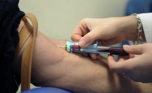 Une infirmière libérale de 43 ans a été arrêtée près de Lyon mercredi pour avoir, dans le cadre de son travail, détourné en un an et demi près de 650.000 euros au préjudice de l'assurance maladie, des faits qu'elle a reconnus