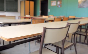 Dans une salle de classe d'un lycée.