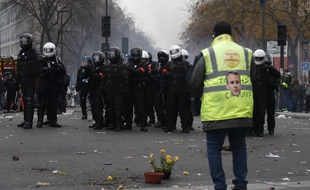Un manifestant fait face aux policiers des brigades de répression de l’action violente le 5 décembre dernier, à Paris