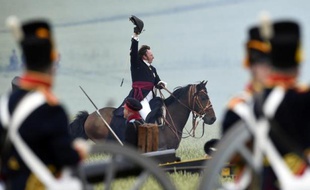Le duc de Wellington, joué par le Néo-Zélandais Alan Larsen, mène ses troupes aux combats lors de la reconstitution de la bataille de Waterloo, le 19 juin 2015