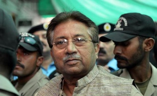 L'ancien président pakistanais Pervez Musharraf n'a pas comparu mardi devant un tribunal spécial devant le juger pour "haute trahison" en raison de menaces à sa sécurité après la découverte d'explosifs en bordure de la route que son convoi devait emprunter.