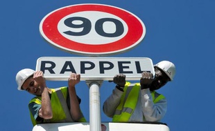 Installation d'un panneau de limitation de vitesse, le 30 mai 2011, sur une route près de la commune de Proyart