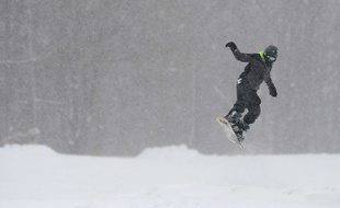 Un snowboarder (illustration)