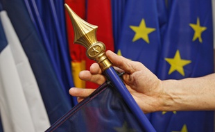Un lillois a inventé un système pour que les drapeaux ne s'enroulent plus à cause du vent.
