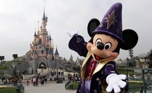 L'eurodéputé Marc Tarabella accuse Disneyland Paris de modifier ses tarifs en fonction de l'adresse postale du client.