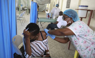 Les États-Unis ont fait don de 500 000 doses via le système UN COVAX pour Haïti à la mi-juillet.