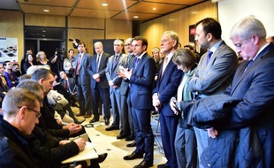 Le ministre de l'Economie, Emmanuel Macron, en visite à l'entreprise Arc International, le 24 décembre 2014 à Arques, dans le Pas-de-Calais