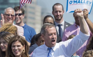 L'ancien gouverneur démocrate du Maryland (est des Etats-Unis) Martin O'Malley et sa femme Katie, le 30 mai 2015, après avoir annoncé à Baltimore sa candidature à l'élection présidentielle américaine de 2016