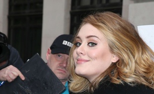 Adele signe un autographe à Londres, le 23 octobre 2015.