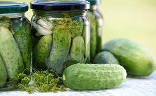 Des bocaux de cornichons. Illustration.