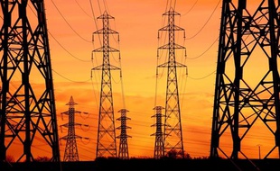Pylônes électriques et lignes a très haute tension dans la Sarthe en février 2010.