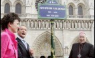 Le parvis de Notre-Dame s'appelle désormais également "place Jean Paul II", après la cérémonie dimanche en présence du maire de Paris Bertrand Delanoë et de l'archevêque de Paris Mgr André Vingt-Trois marquant cet évènement.