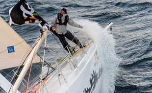 Bertrand de Broc règle les derniers détails avant le départ du Vendée Globe, le 10 novembre 2012.