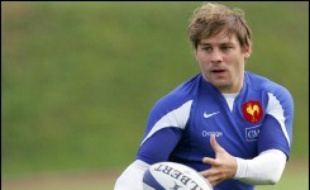 L'ailier Cédric Heymans (Stade Toulousain), 24 sélections, remplace Christophe Dominici, alors que le poste d'arrière revient à Pépito Elhorga (Agen), 16 sélections, qui succède à Julien Laharrague, renvoyé chez lui au lendemain de la déroute de Lyon.