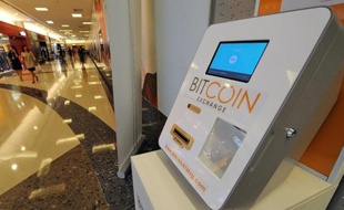 Un distributeur de bitcoins le 6 mars 2014 dans un centre commercial de Singapour