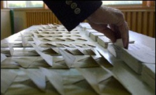 On les appelle les "petits candidats", certains sont déjà connus, d'autres pas du tout, et, à défaut d'avoir une chance d'être élus, ils entendent tous défendre dans la campagne une conception de la société, une idée ou une catégorie sociale.