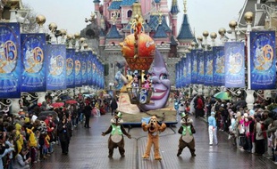 Les parcs d'attraction d'Euro Disney ont mieux fini l'année qu'ils ne l'avaient débutée, permettant au groupe de réduire ses pertes et espérer une fin de crise proche, alors que les visiteurs, à défaut d'avoir été plus nombreux en 2010, auront au moins plus dépensé.