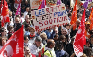 Jeudi 21 mai 2015, des agents de l'APHP ont manifesté devant le siège de l'APHP contre le projet de réorganisation du temps de travail de Martin Hirsch.