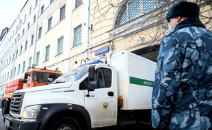 Alexeï Navalny a été amené dans un camion sécurisé au tribunal chargé de le juger ce mardi 2 février.