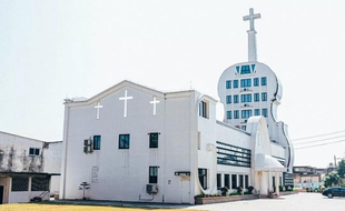 Cette église en forme de violon, située près de la ville de Foshan (Chine), fait partie de la sélection pour le concours 2021 du bâtiment le plus moche du pays.