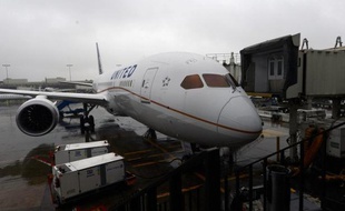 Le "Dreamliner", dernier long courrier en date du constructeur aéronautique Boeing, a été affecté par deux incidents lundi et mardi qui entachent à nouveau la réputation de cet avion plombé par les problèmes techniques et très en retard sur son calendrier de livraison.