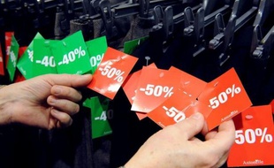 Les soldes d'hiver, à partir de mercredi 08H00 au niveau national, devraient être marqués dès leur coup d'envoi par d'importants rabais pour tenter d'attirer des clients au pouvoir d'achat restreint, mais sans grand espoir pour les commerçants de rattraper une saison décevante.