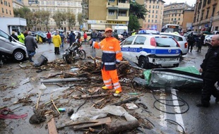 La grande ville portuaire de Gênes (nord-ouest) se relevait difficilement samedi d'inondations-éclair qui ont fait six morts dont deux fillettes et dévasté des quartiers entiers la veille, tandis que le front du mauvais temps s'étendait à d'autres régions.