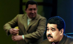 Le président vénézuélien Nicolas Maduro lors de son émission télévisée, devant une affiche d'Hugo Chavez, à Caracas le 6 octobre 2015